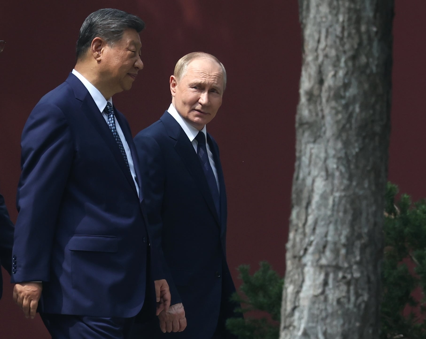 Vladimir Putin junto al presidente chino Xi Jinping en la residencia oficial de este último hoy en Pekín