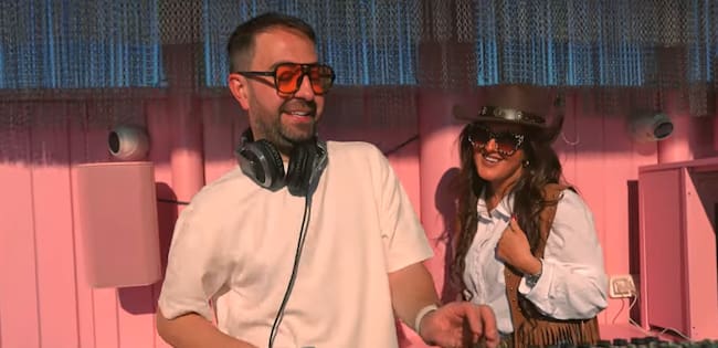 Fernando Moreno y Alba Soler, en el video de Réplica