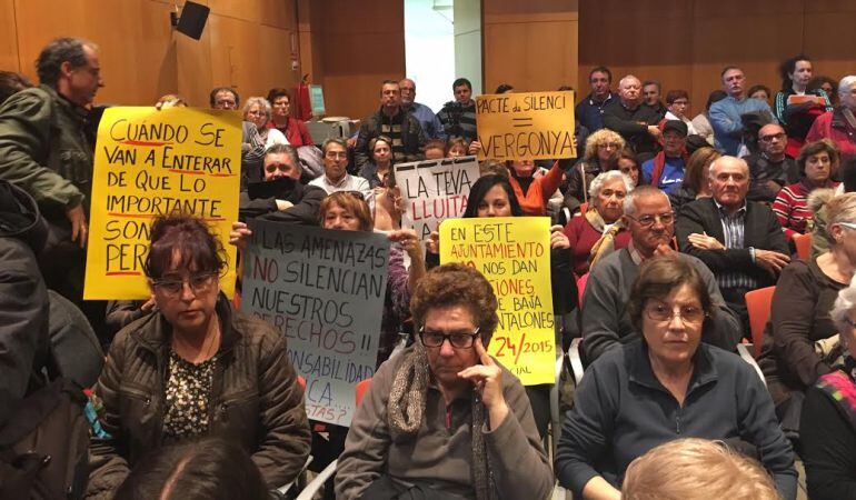 Alguns dels afectats aquest dimarts al ple municipal de Cambrils