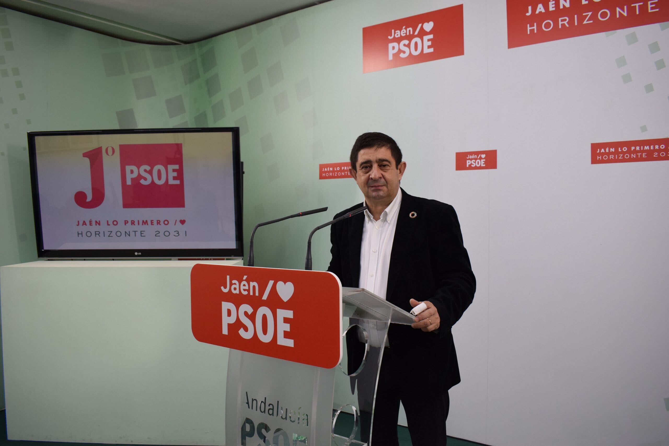 Francisco Reyes, el secretario general del PSOE de Jaén, mira a cámara antes de una rueda de prensa