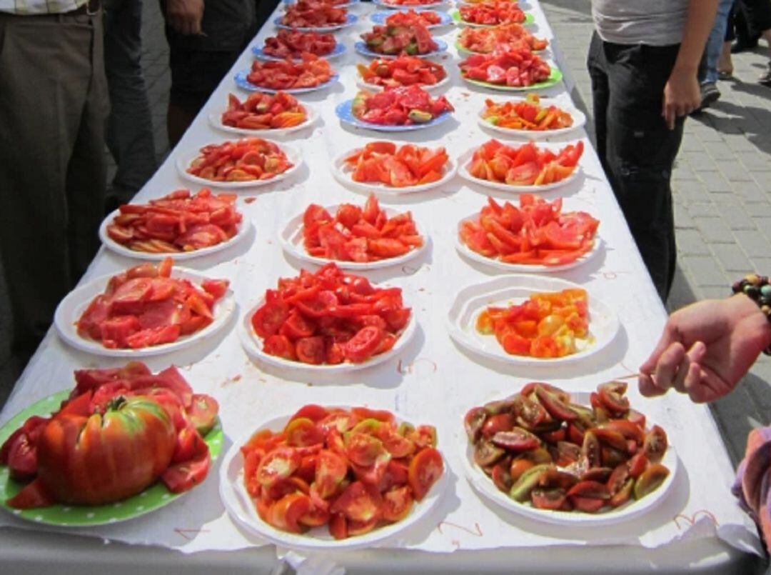 Imagen de una de las ediciones anteriores donde se ofrecían diferentes variedades de tomates a los participantes de la jornada en Piñel de Abajo.