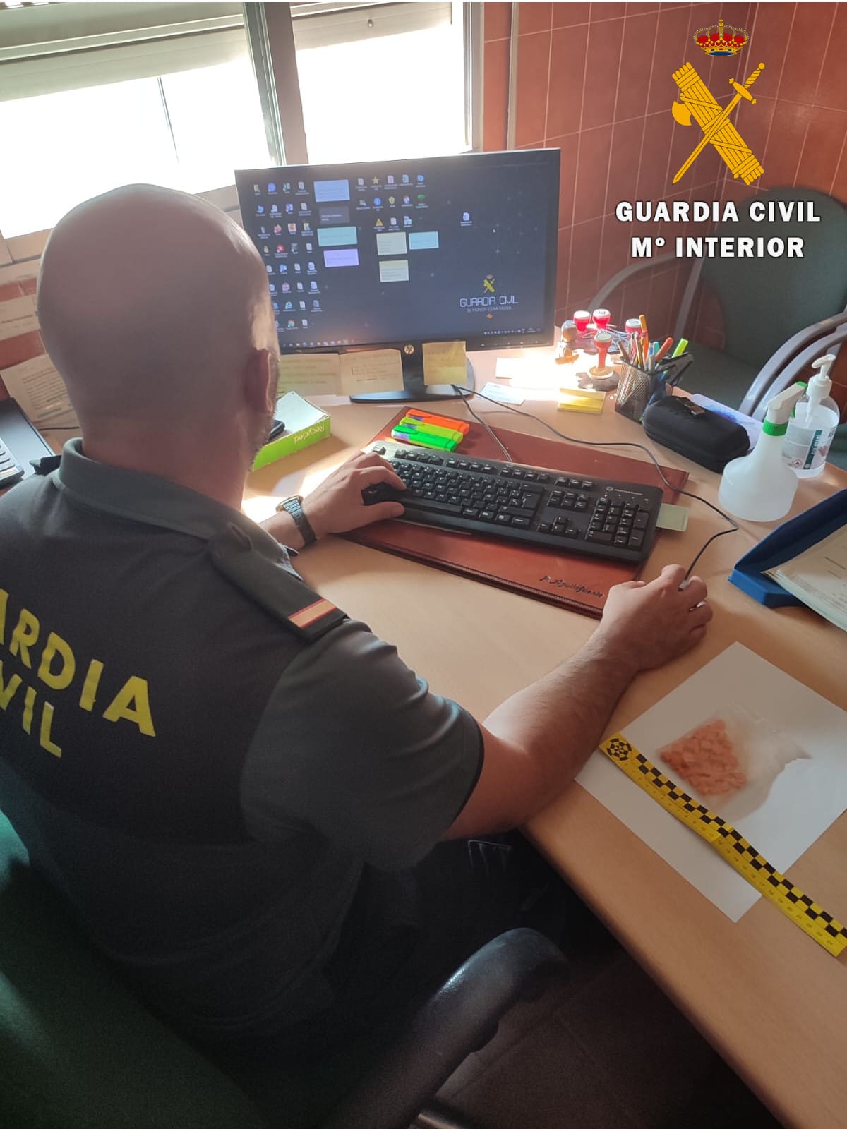 Un agente de la Guardia Civil registra la droga incautada