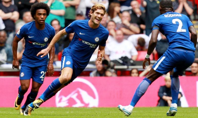 Marcos Alonso celebra su golazo al Tottenham.