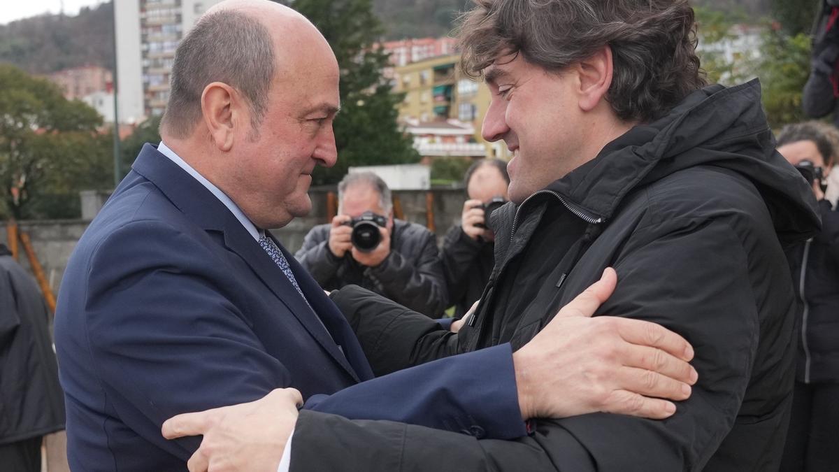 El presidente del PNV, Andoni Ortuzar, y el secretario general del PSE-EE, Eneko Andueza