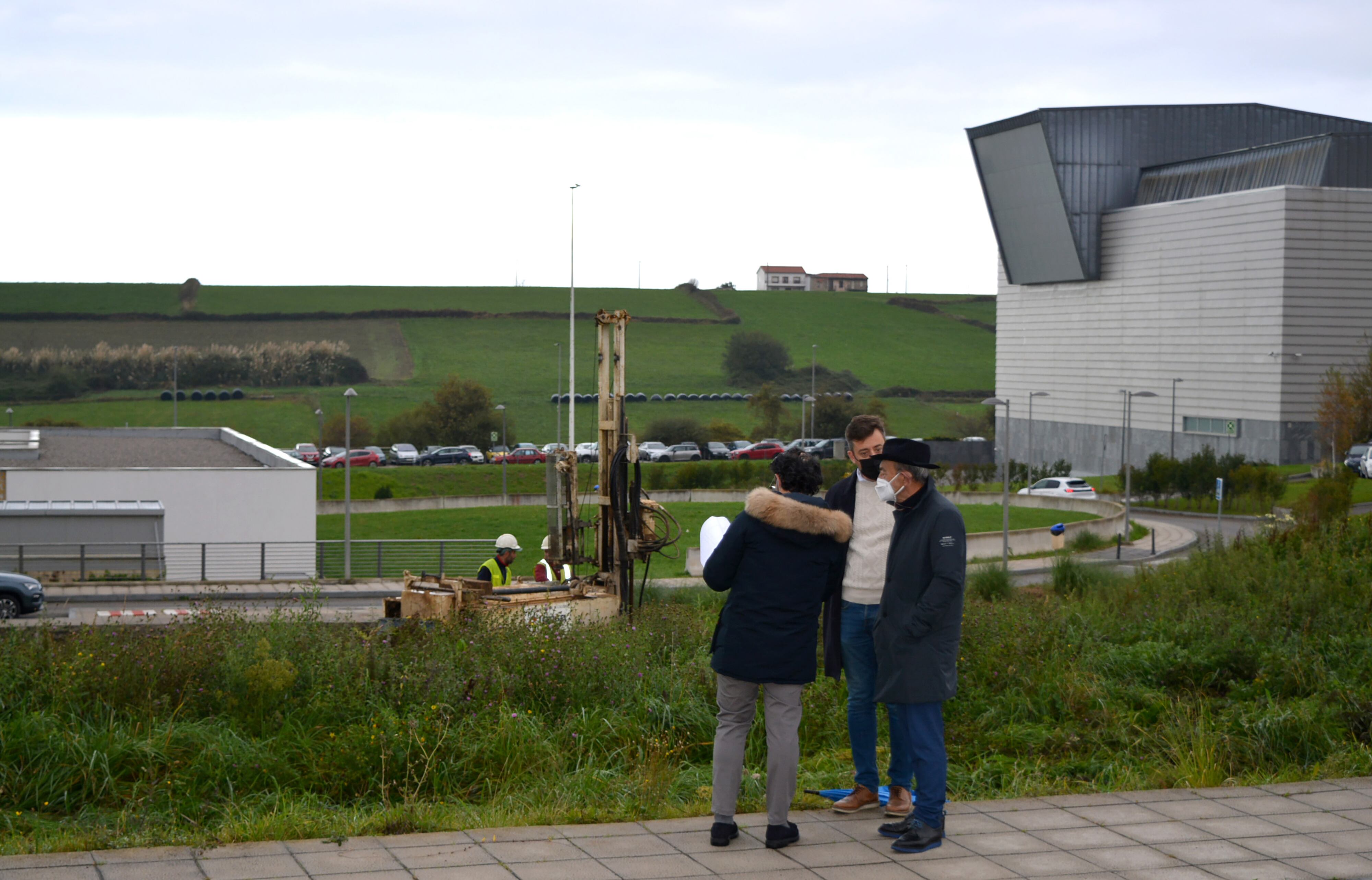 El consejero de Industria, Turismo, Innovación, Transporte y Comercio, Javier López Marcano en los terrenos en los que se ubicará el Centro de Experimentación.