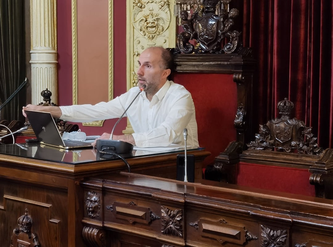 El alcalde Gonzalo Pérez Jácome en el Salón de Plenos.