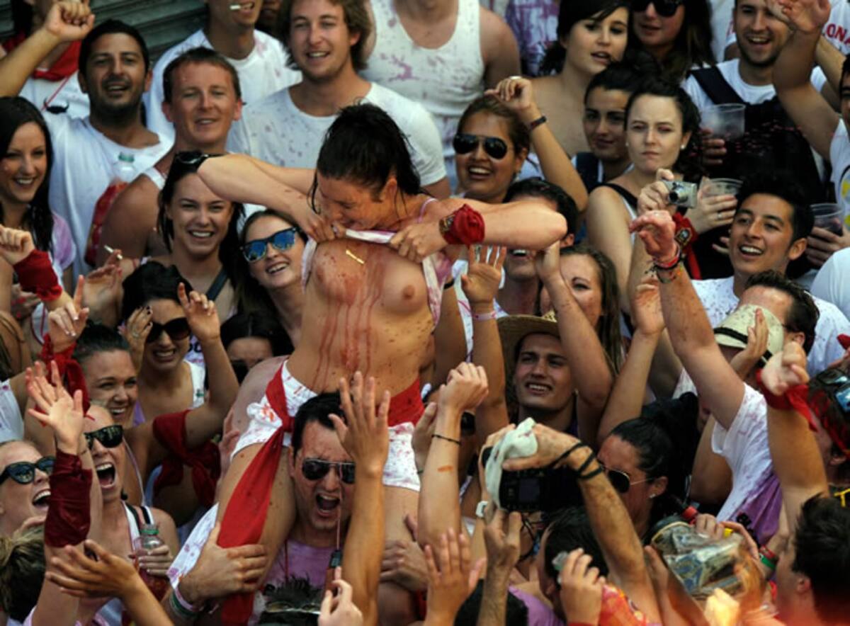 Mucha fiesta en la abarrotada plaza de Pamplona al inicio de los sanfermines 2011