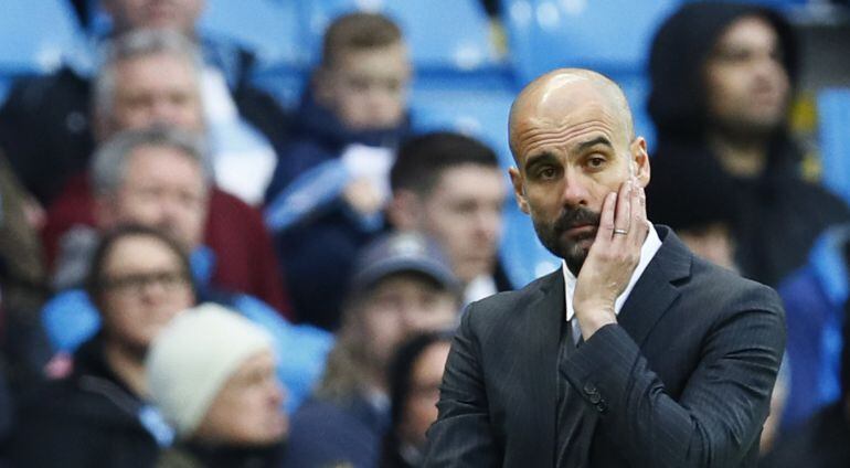 Pep Guardiola se muestra pensativo durante el partido frente al Chelsea