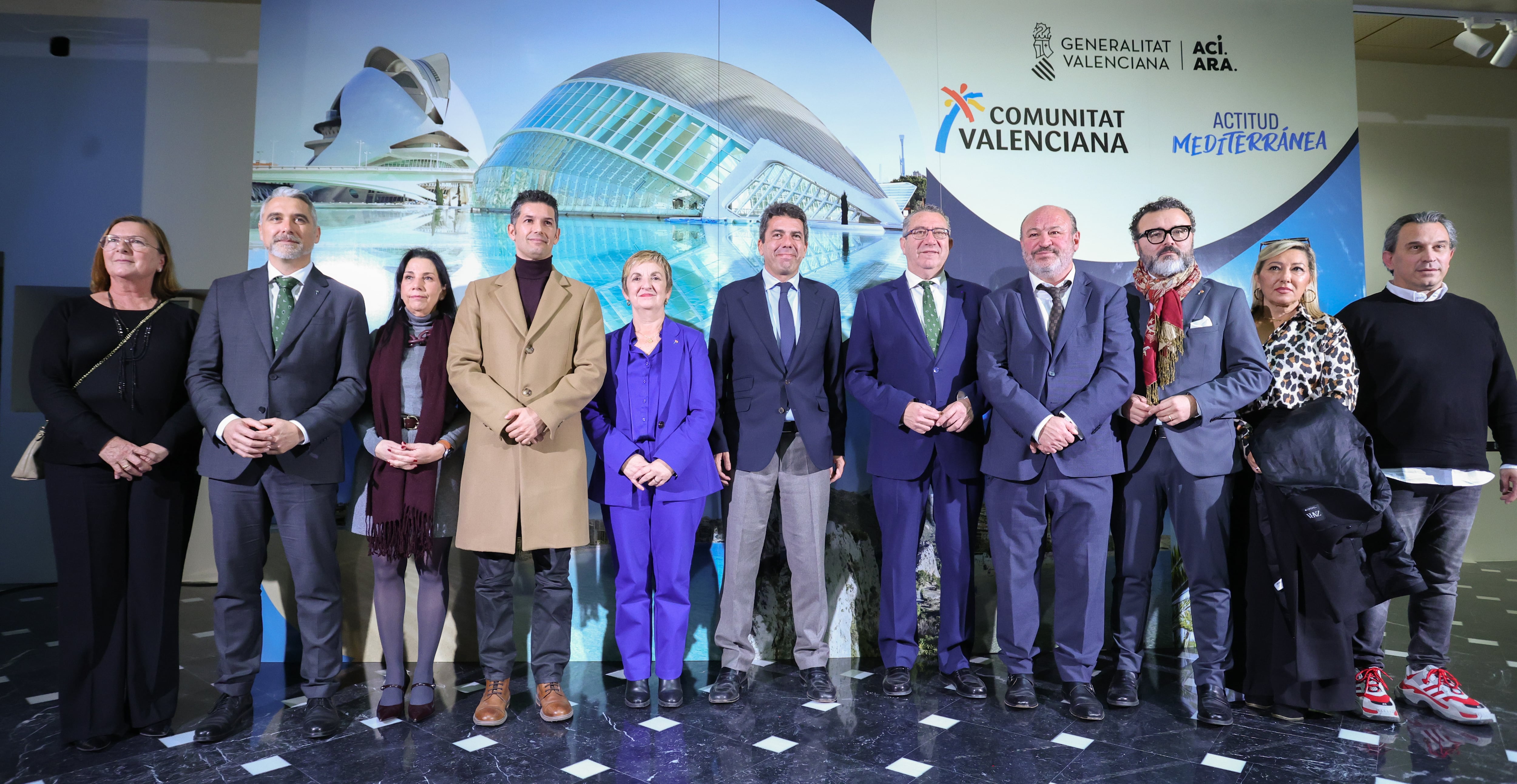 El president Carlos Mazón posa con los asistentes a la presentación del estand de la Comunitat para Fitur 2025