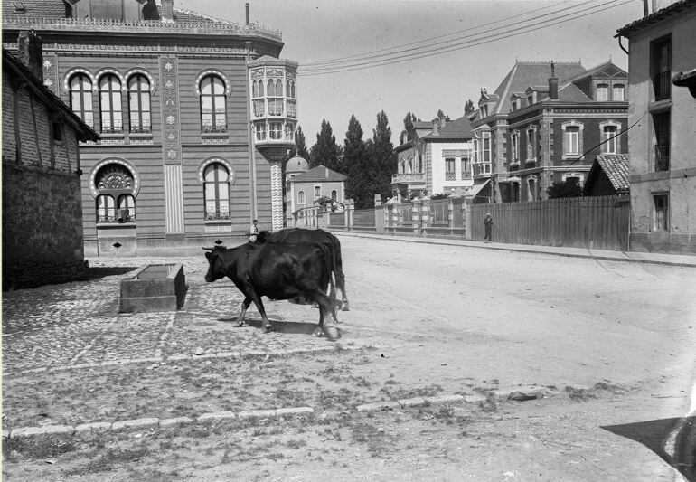 Manuel Iradier con la calle San Antonio, entre 1890 y 1902