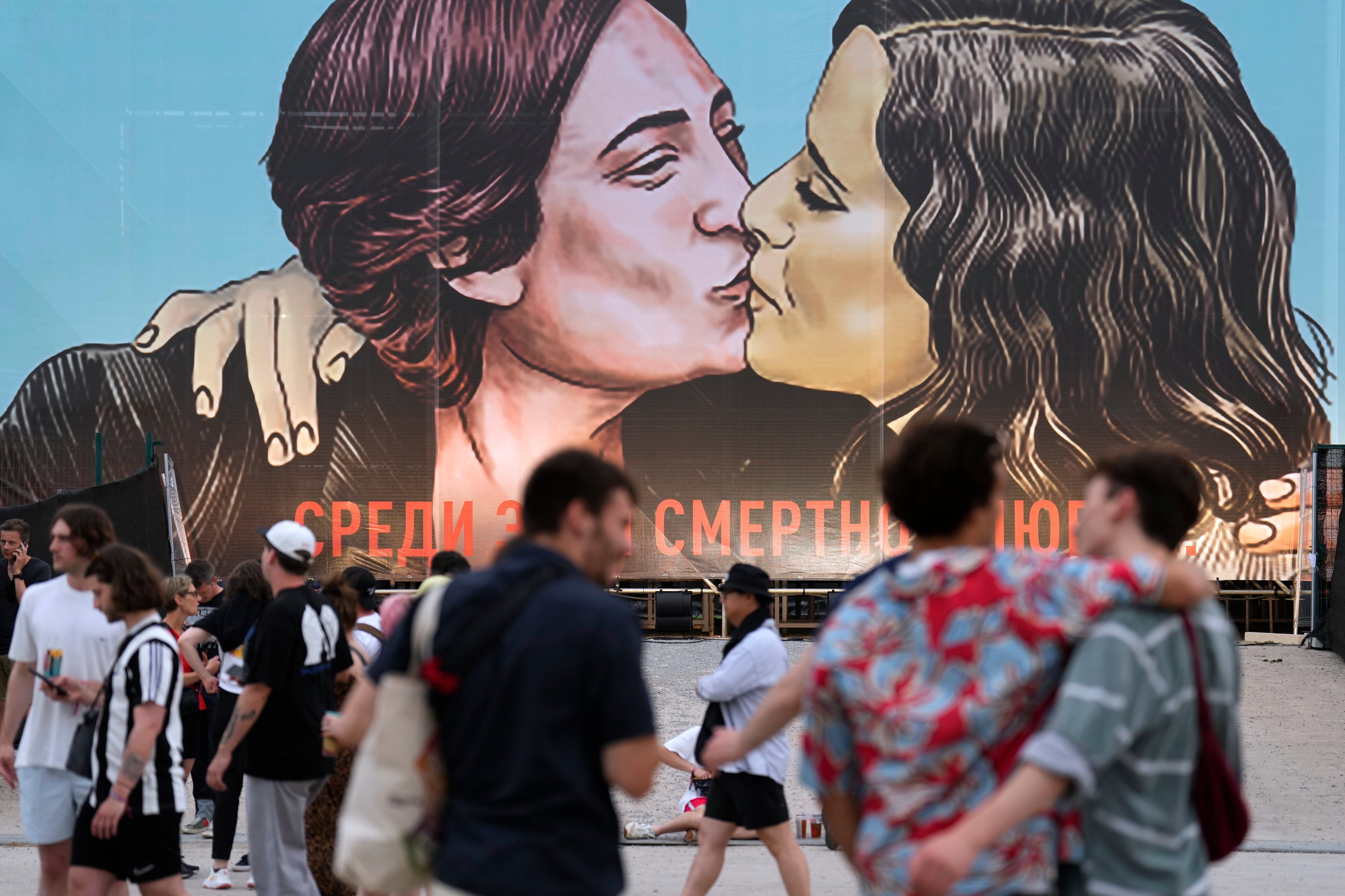 Mural de las alcaldesas de Barcelona y Madrid, Ada Colau y Isabel Díaz Ayuso, en la primera jornada del festival Primavera Sound