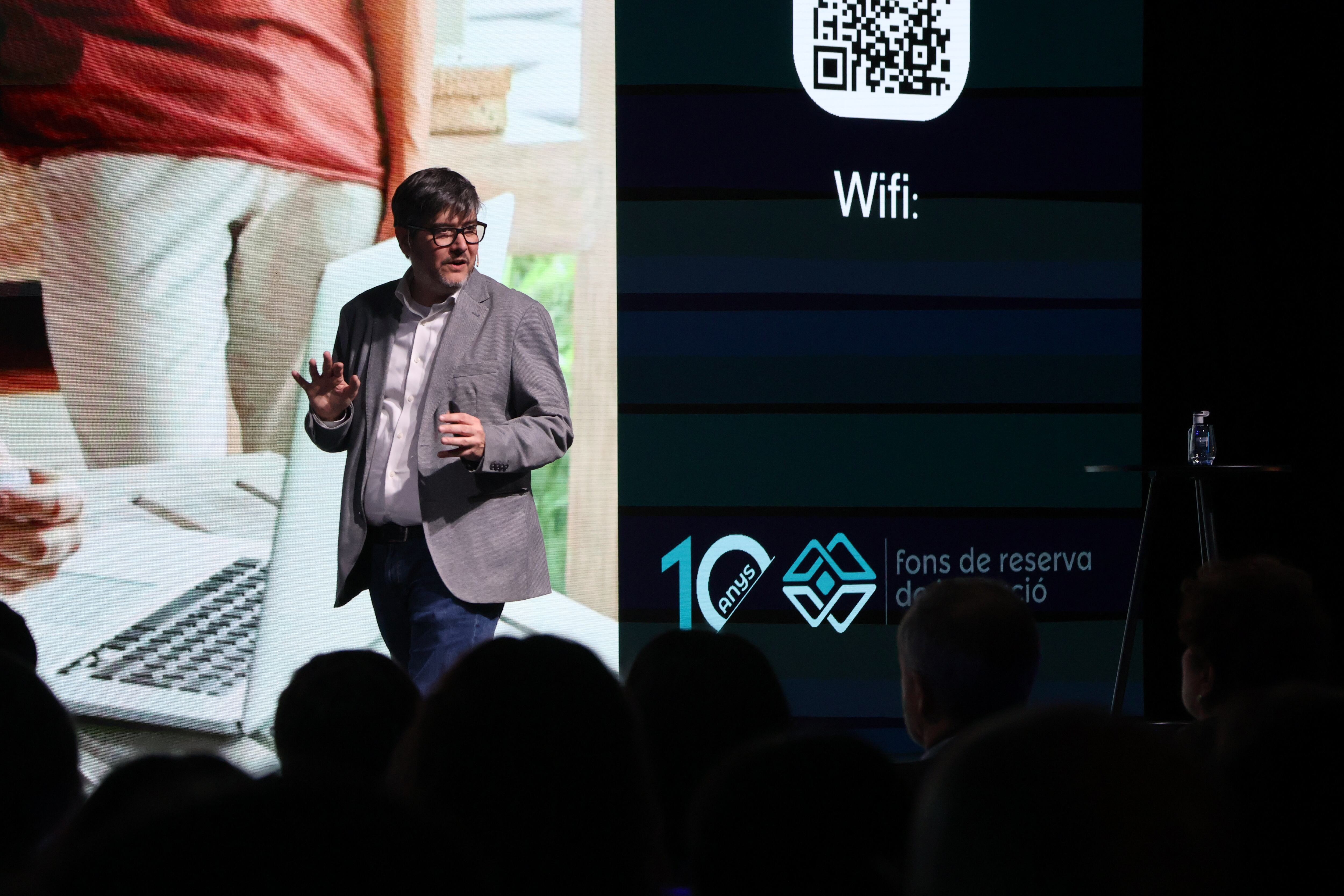 El conferenciant i director d'educació financera de l'Institut d'Estudis Financers de Barcelona, divulgador de referència internacional sobre finances personals i assessor financer, Jordi Martínez, durant l'acte.