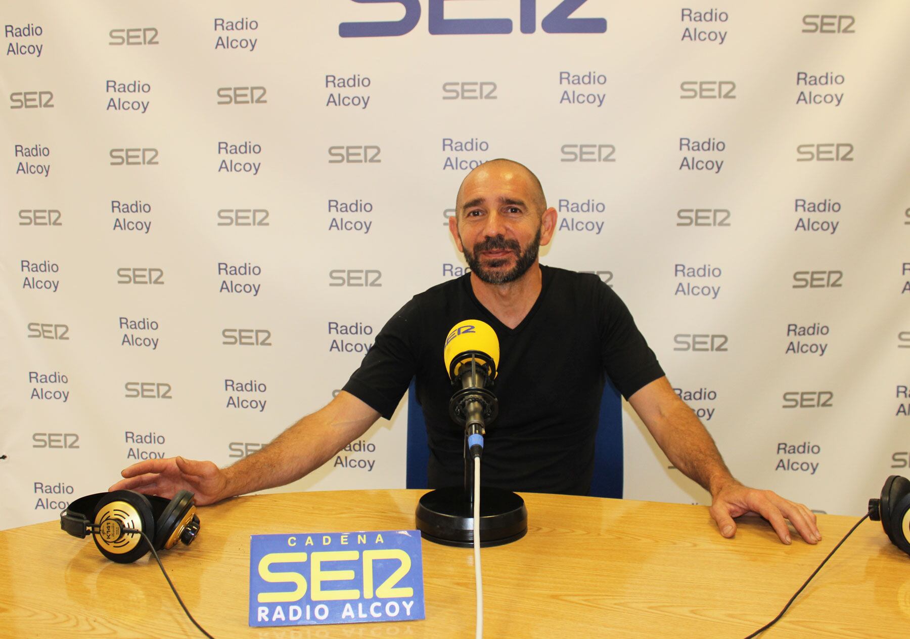 Paco Martínez, en el estudio central de Radio Alcoy