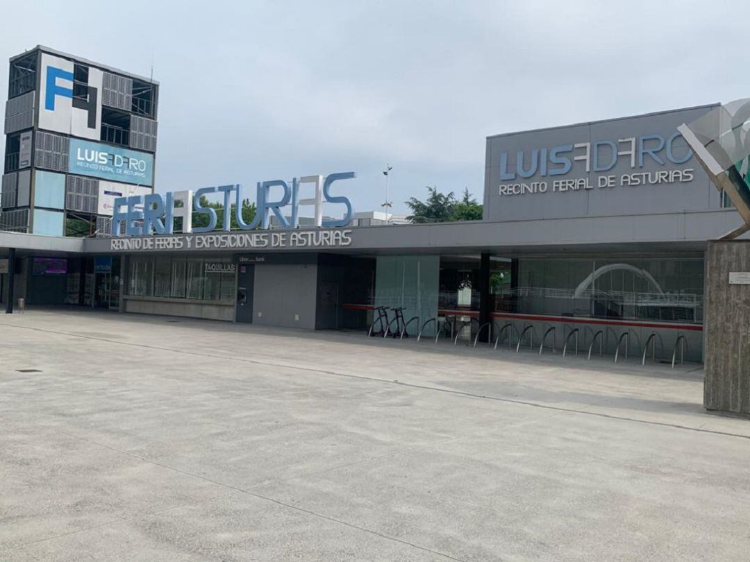 Entrada al Recinto Ferial Luis Adaro. 