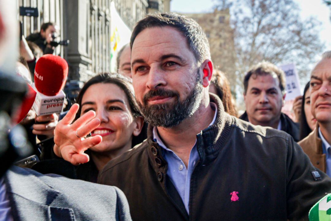 El presidente de Vox, Santiago Abascal y la portavoz de Vox en la Asamblea de Madrid, Rocío Monasterio.