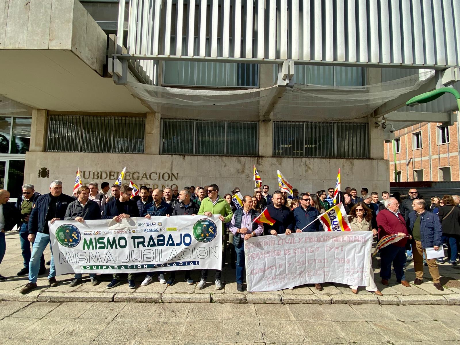 Protesta de asociaciones profesionales de Policía Nacional y Guardias Civiles frente a la subdelegación del Gobierno en Córdoba