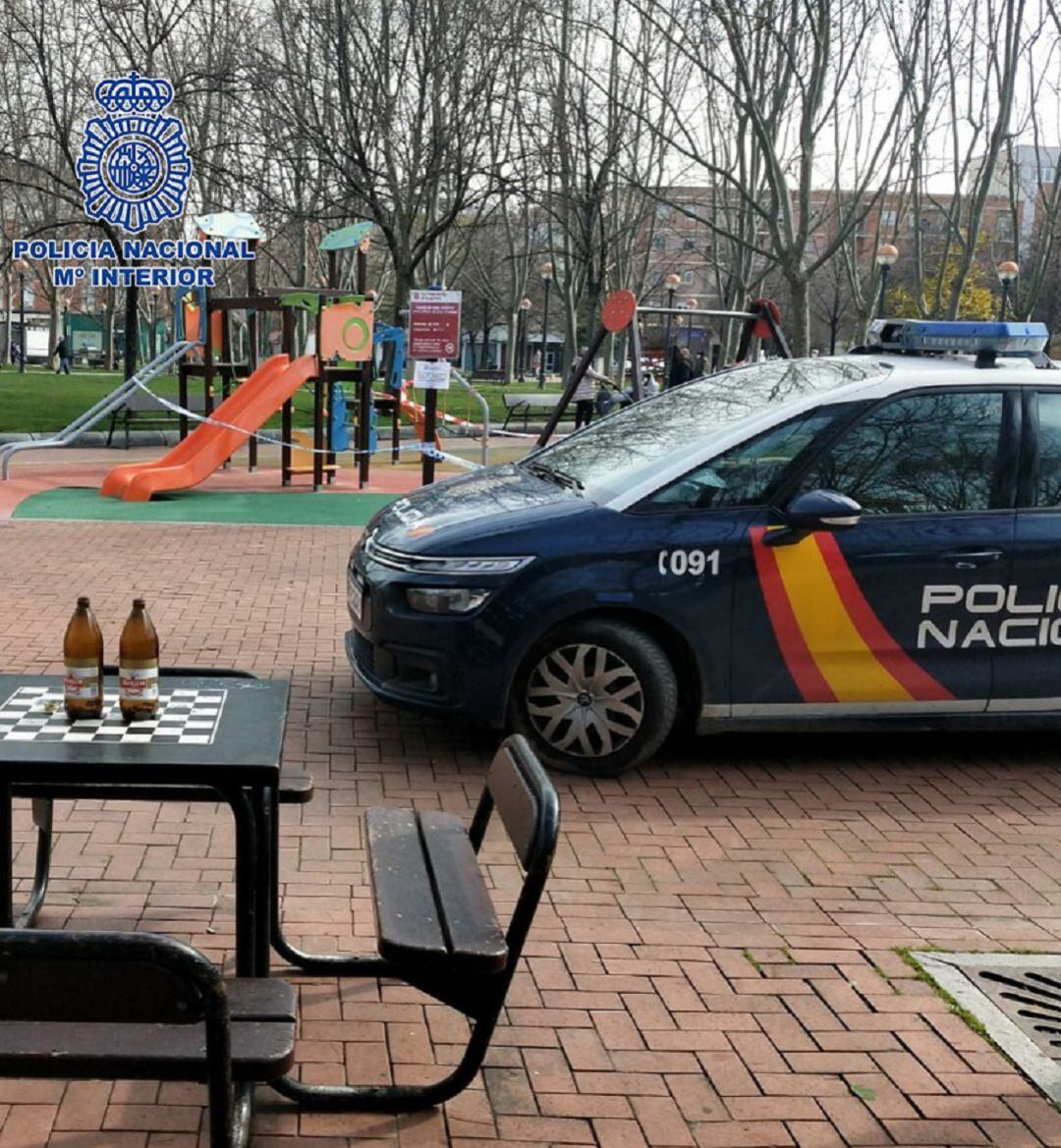 Agentes de la Policía Nacional disuelven un botellón en el Parque de La Cometa.