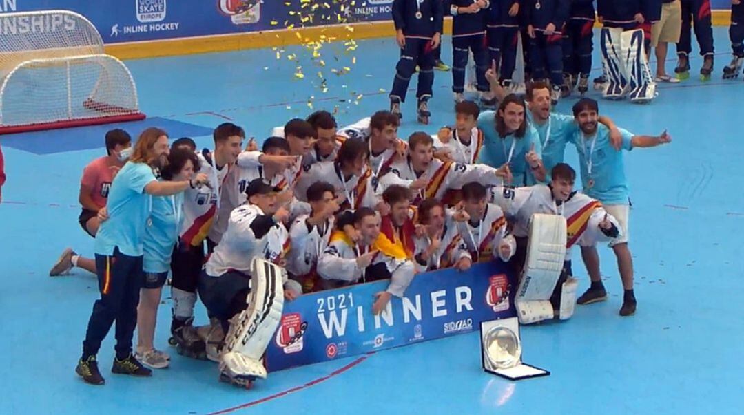 La selección española sub-18 de Daniel Benito con el trofeo de Campeón.