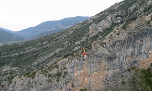 Balizas señalizando el terreno puestas por Red Eléctrica