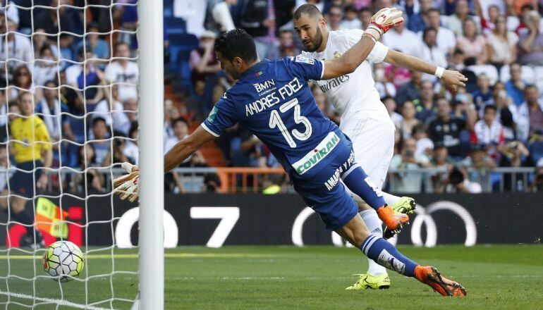 El francés Benzema hace el gol de la victoria del Madrid ante el Granada.