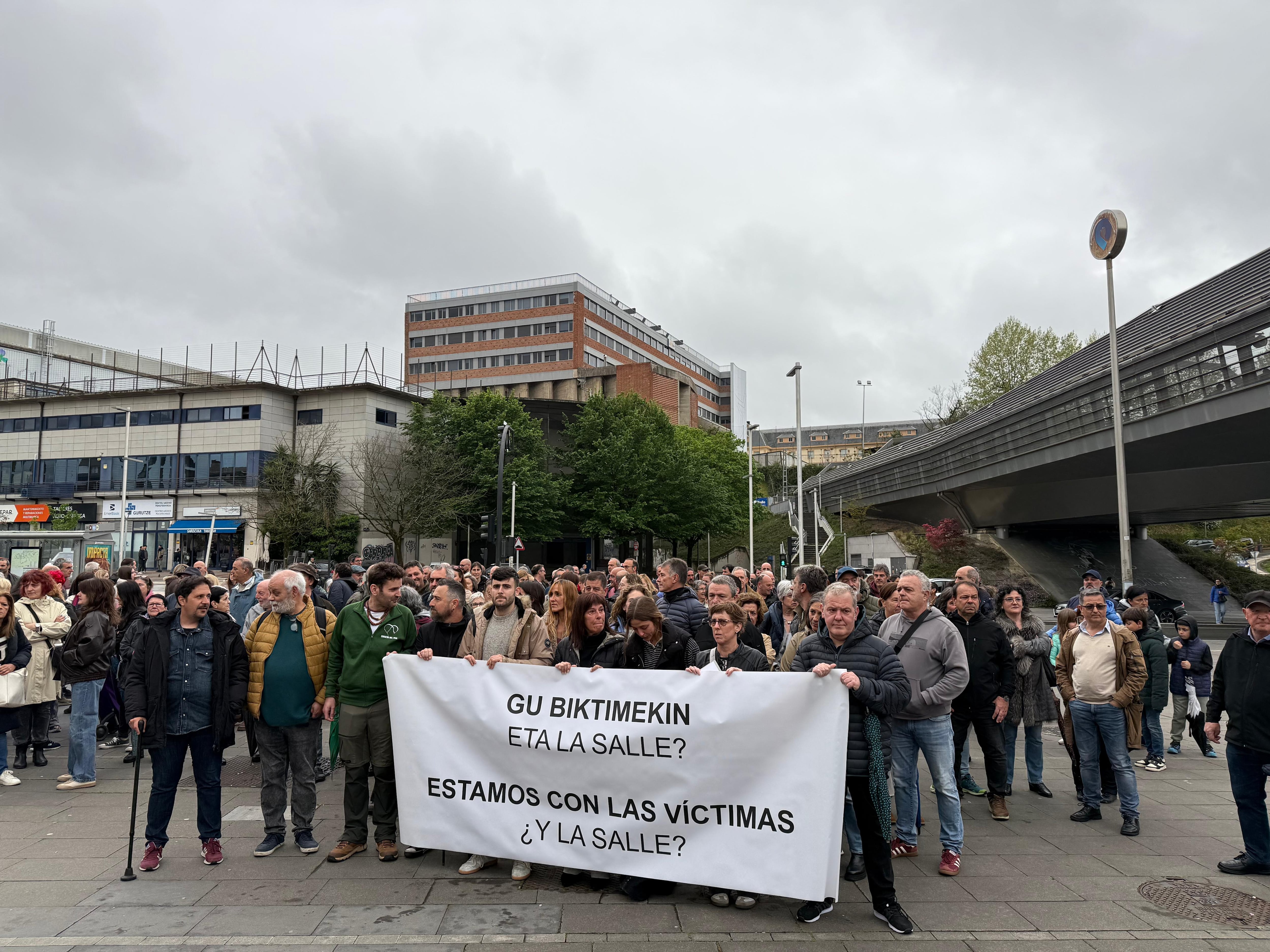 Concentración frente al Colegio La Salle de San Sebastián para denunciar la postura del centro después del informe del Ararteko