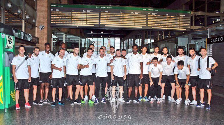 El equipo se fotografía en la estación AVE antes de partir