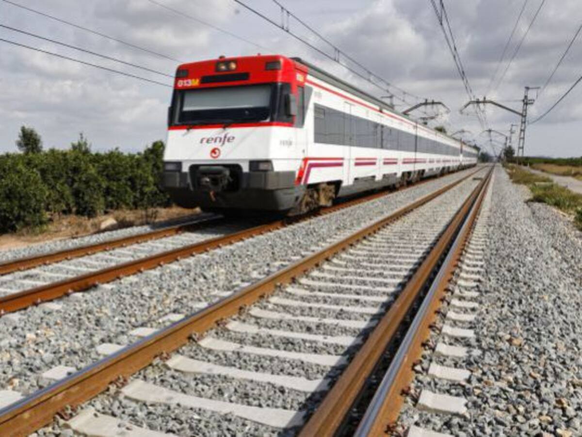 Los cercanías acumulan retrasos de hasta una hora entre Castellón y Valencia