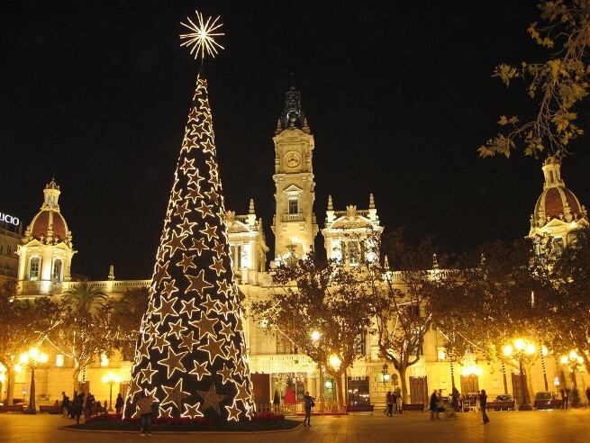 Imagen de la iluminación con que se adornó la plaza del Ayuntamiento las pasadas Navidades