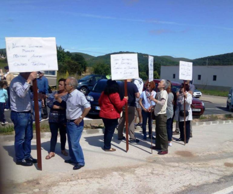 Vecinos concentrados al lado de la domus