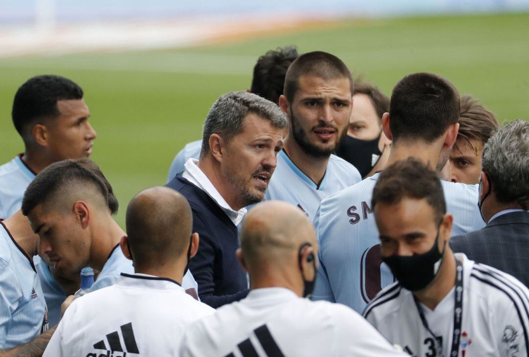  Oscar García Yunyent, da instrucciones a los jugadores durante el partido de LaLiga Santander frente al Deportivo Alavés