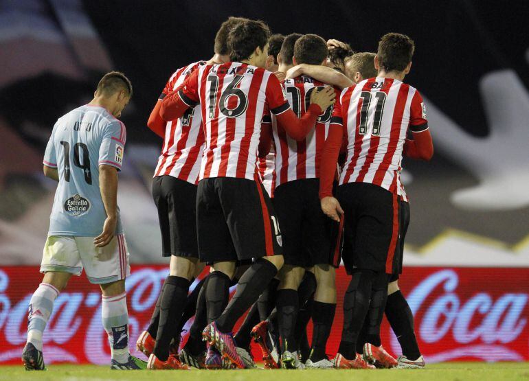 Los jugadores del Athletic de Bilbao celebran tras marcar el segundo gol ante el Celta