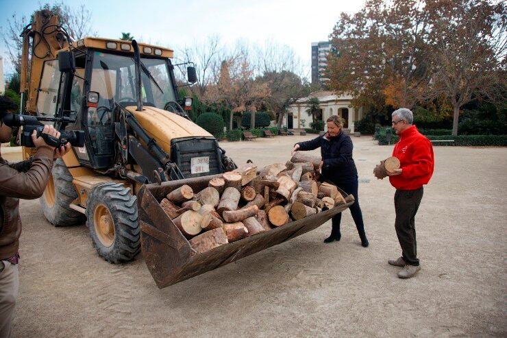 La concejala de parques y jardines y el responsable de Cruz Roja cargan la leña solidaria