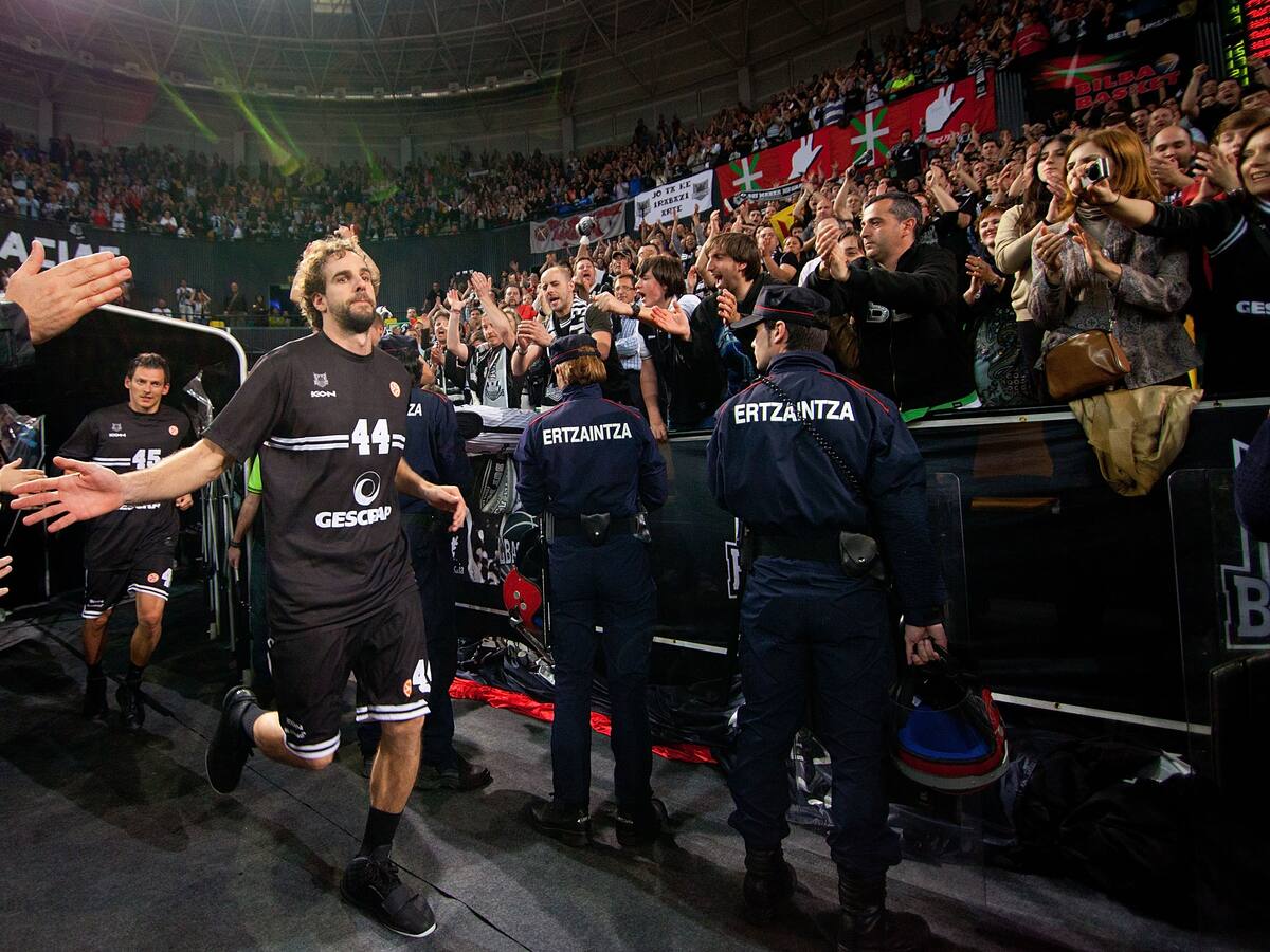 Bilbao Basket - 25 años, 25 plantillas | Roger Grimau, un bilbaíno de Barcelona: "Cuando empecé mi carrera de entrenador, a una de mis jugadas le puse el nombre de Txipi"