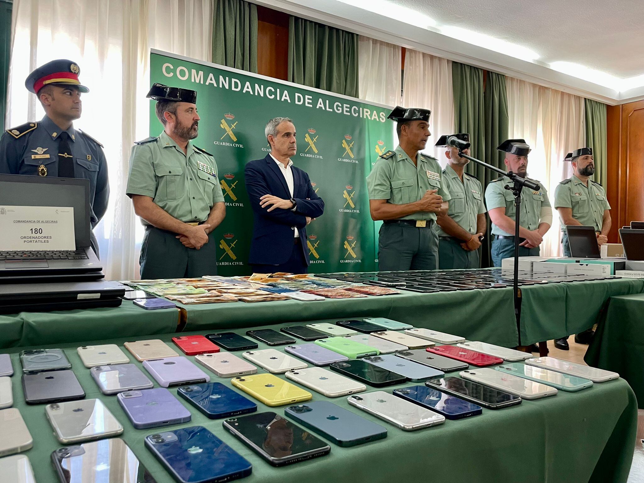 El subdelegado del Gobierno y mandos de la Guardia Civil.