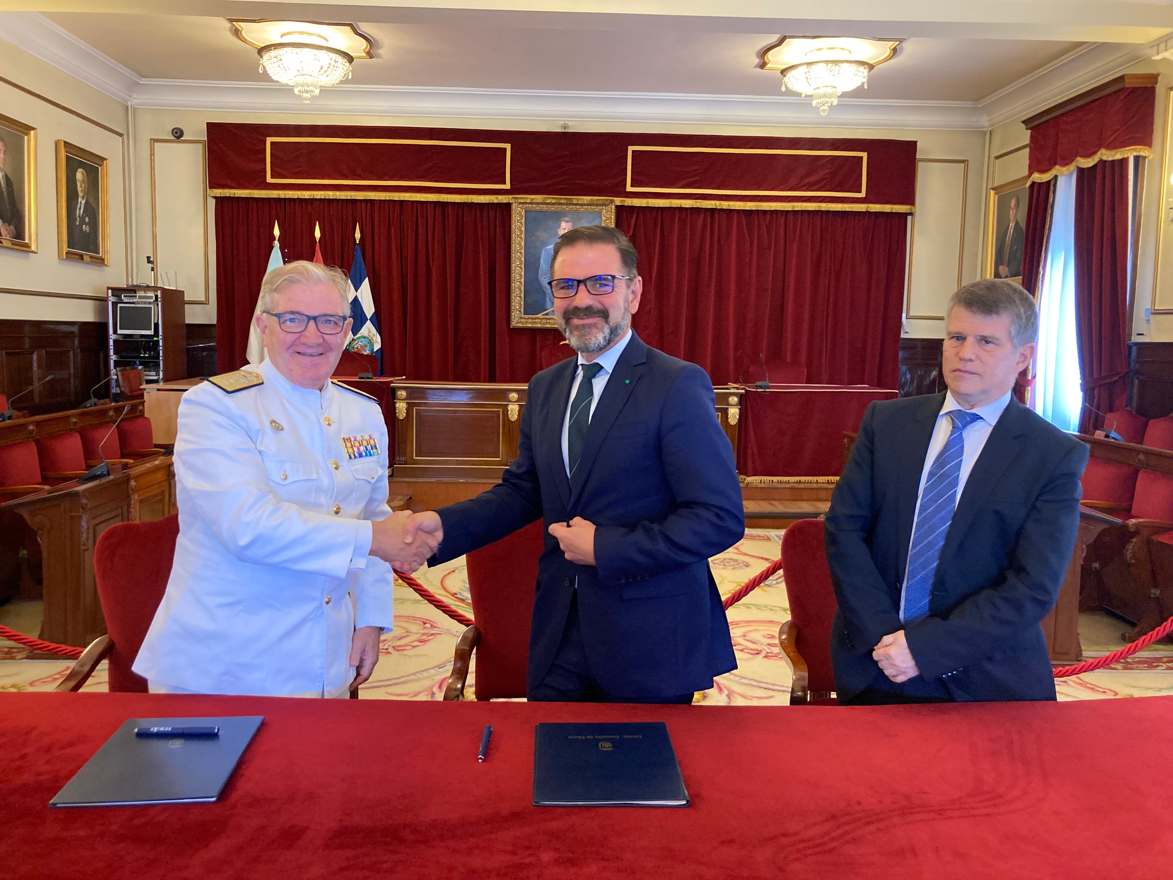 El almirante jefe del Arsenal Militar y el alcalde, junto al gerente de la fundación, Rafael Suárez