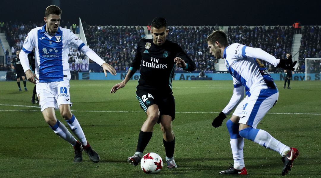 Daniel Ceballos del Real Madrid CF ante Ruben Pérez (d) y Gerard Gumbau del CD Leganes durante el duelo copero de la pasada edición en Butarque. El partido terminó con victoria blanca pero los pepineros terminaron ganando en el Bernabéu y pasando a la sig