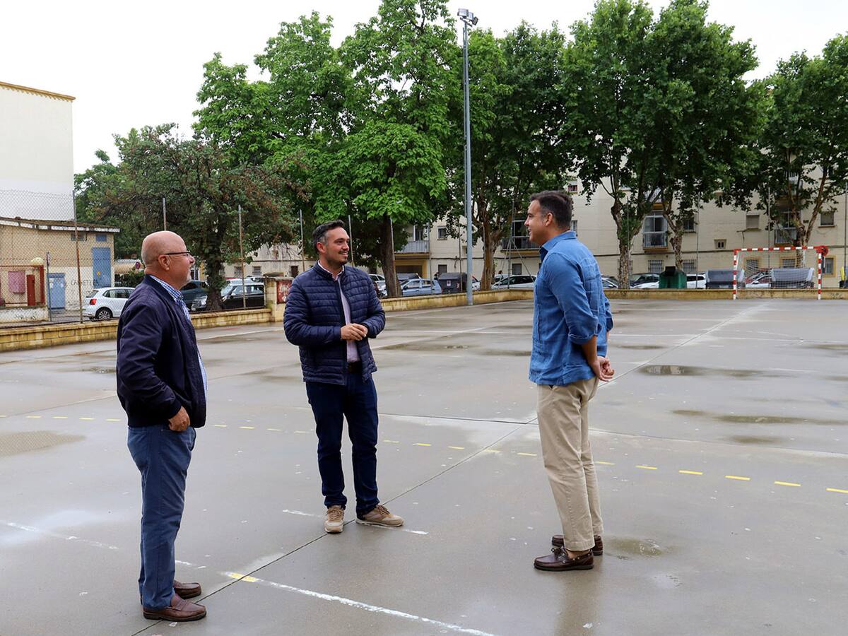 El Ayuntamiento inicia la mejora de la pista polideportiva de la barriada de La Constancia