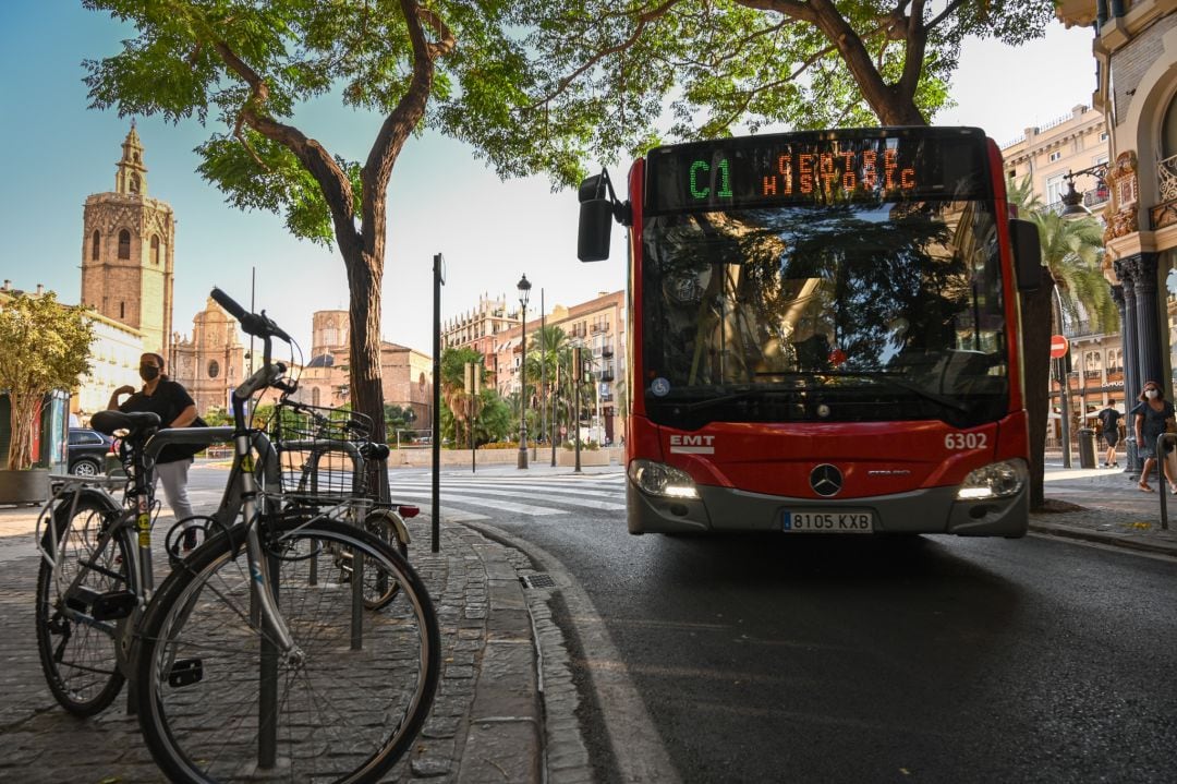 Autobús híbrido de la línea de la EMT C1 que recorre el centro histórico de València y que se puso en marcha en el mes de mayo de 2020.