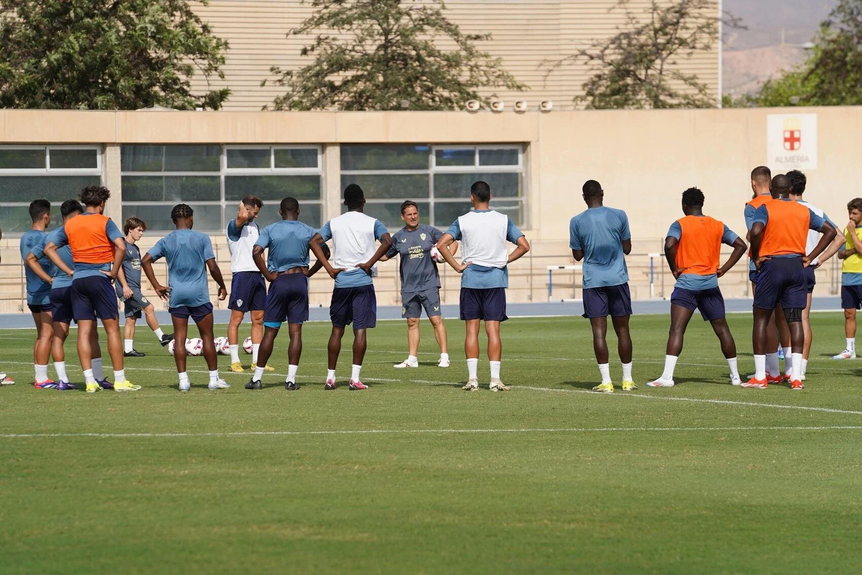 La plantilla del Almería espera la lista para viajar a Marbella.