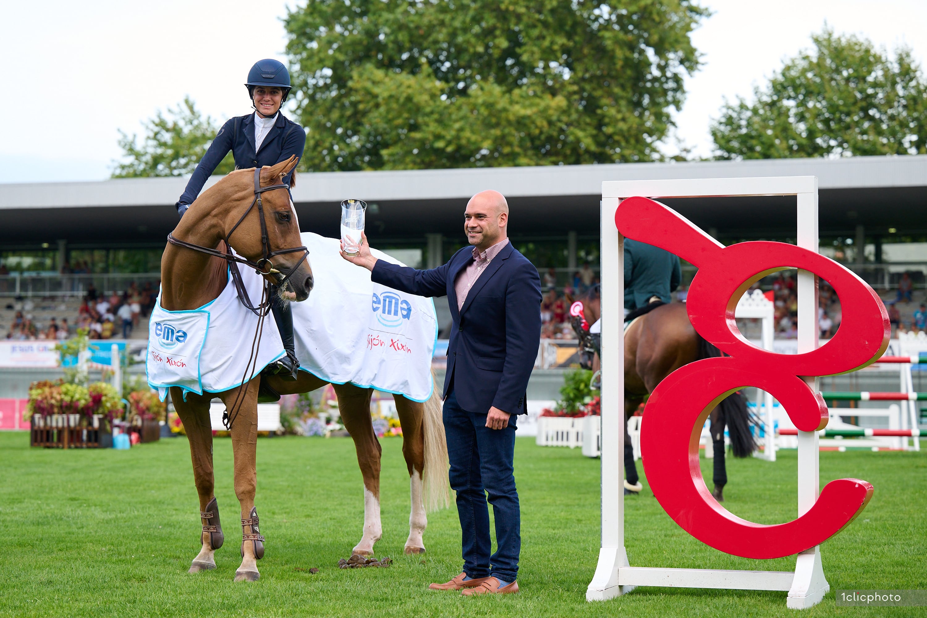 Sira Martínez en la ceremonia de premiación junto al presidente de la Empresa Municipal de Aguas, Jesús Martínez Salvador.