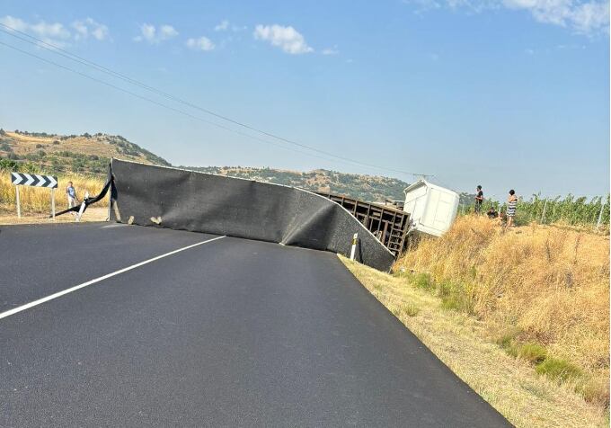 El camión quedó atravesado entre los dos carriles