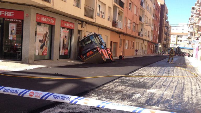 La apisonadora ha quedado medio volcada.