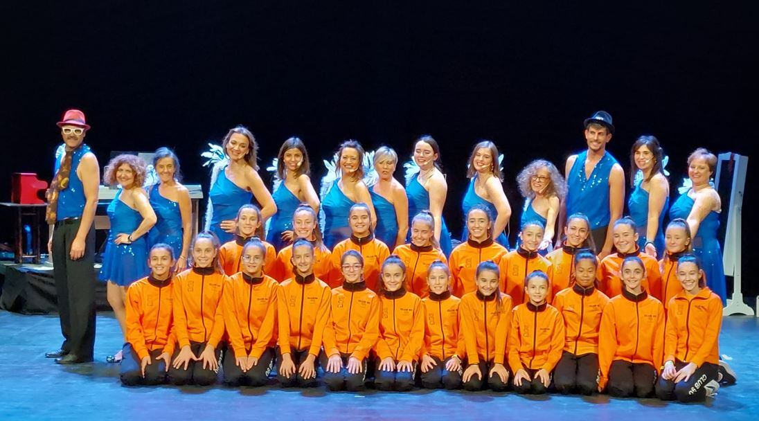 Los dos equipos subieron al escenario junto al grupo de teatro Kandelikas