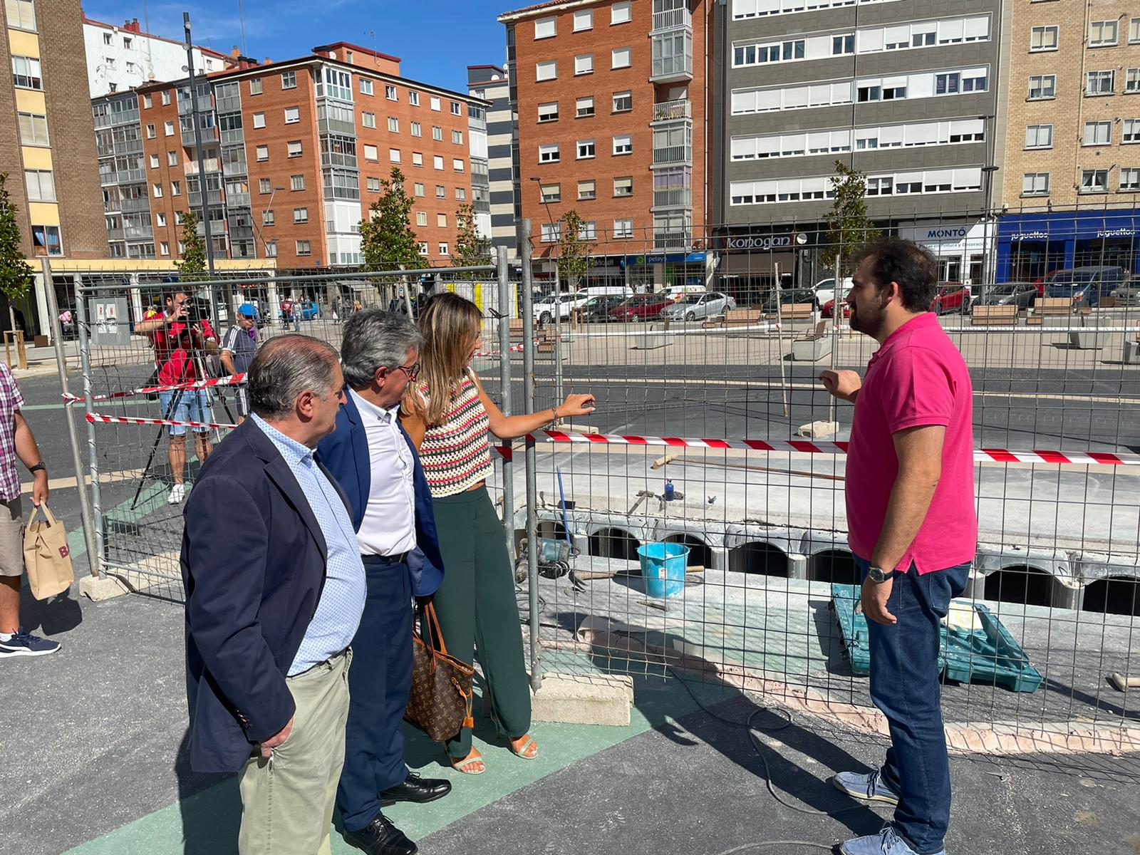 Los concejales populares Carolina Blasco y Jorge Berzosa en la plaza Santiago.