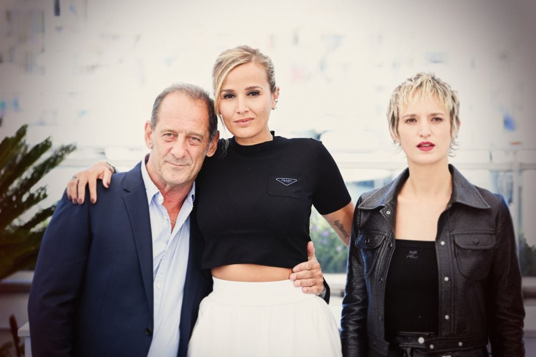 CANNES, FRANCE - JULY 14: (EDITOR&#039;S NOTE: Image was processed using digital filters.) (L to R) Vincent Lindon, Director Julia Ducournau and Agathe Rousselle attend the &quot;Titane&quot; photocall during the 74th annual Cannes Film Festival on July 14, 2021 in Cannes, France