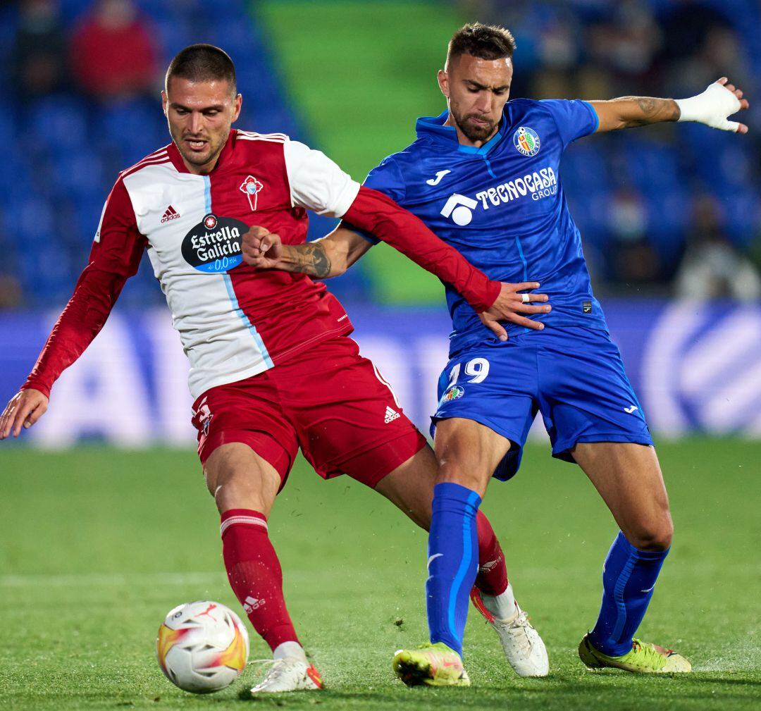 Okay pelea un balón con Poveda, en un Getafe - Celta de esta temporada