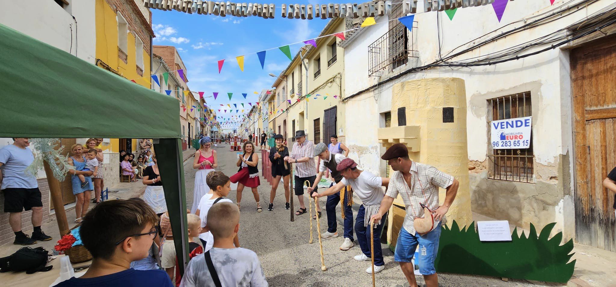 Calle decorada en Tavernes de la Valldigna.