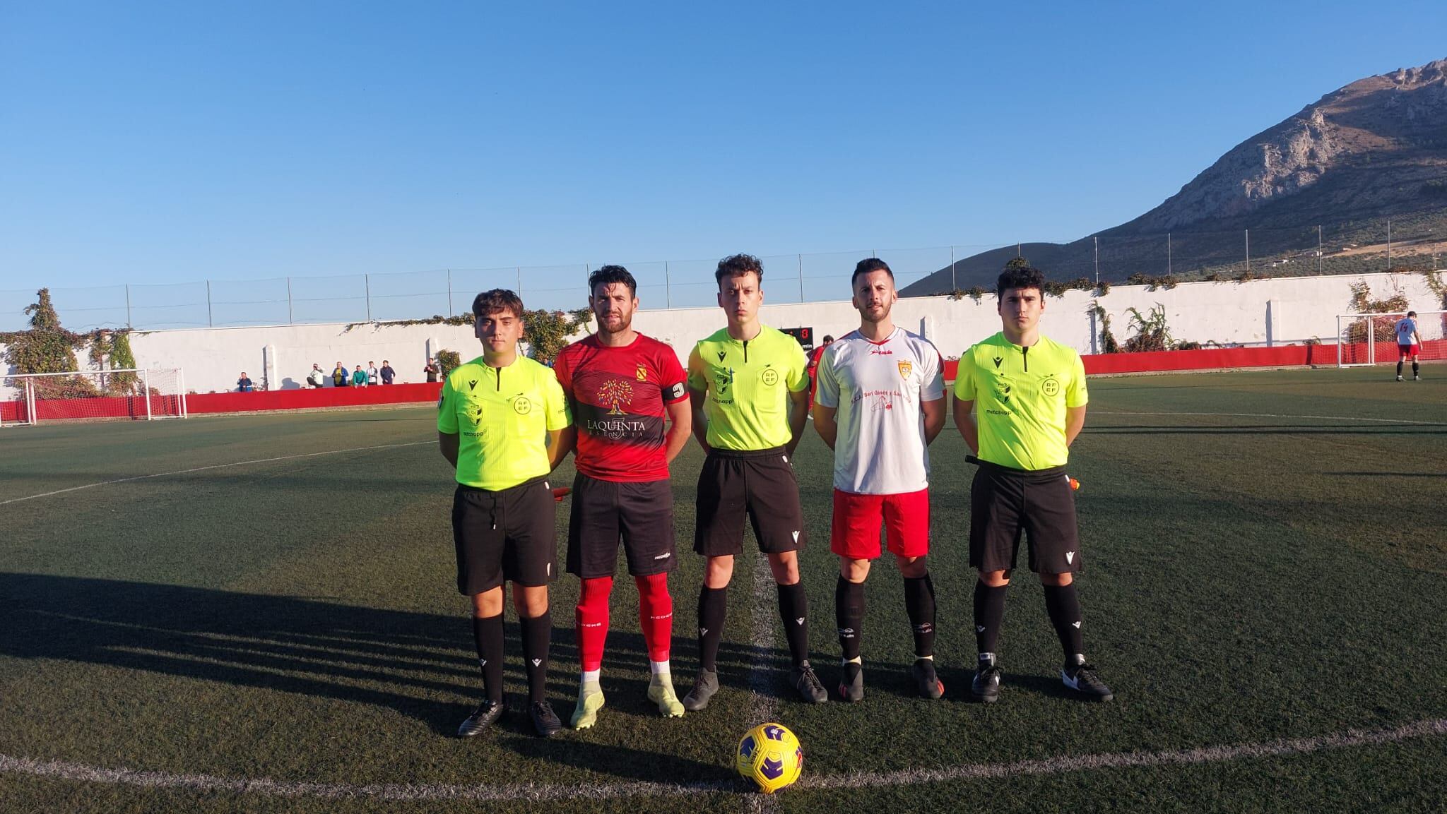 Capitanes y trío arbitral