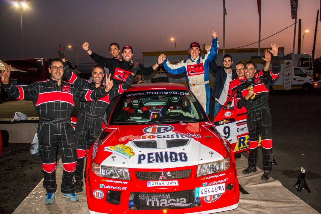 Imagen del equipo de Luis Penido celebrando el triunfo en el 2017