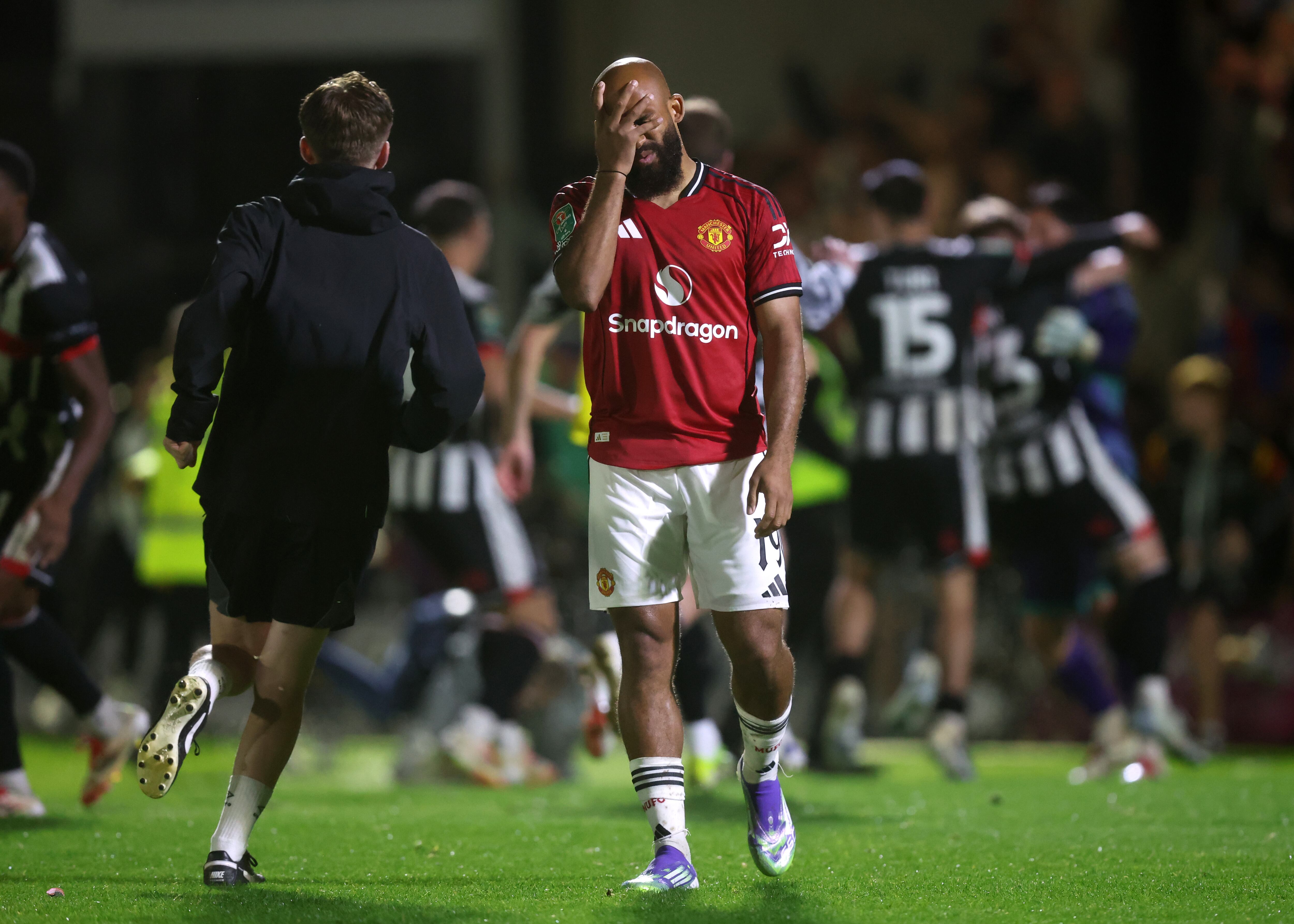 Bryan Mbeumo falló el penalti que confirmó la eliminación del Manchester United ante el Grimsby Town